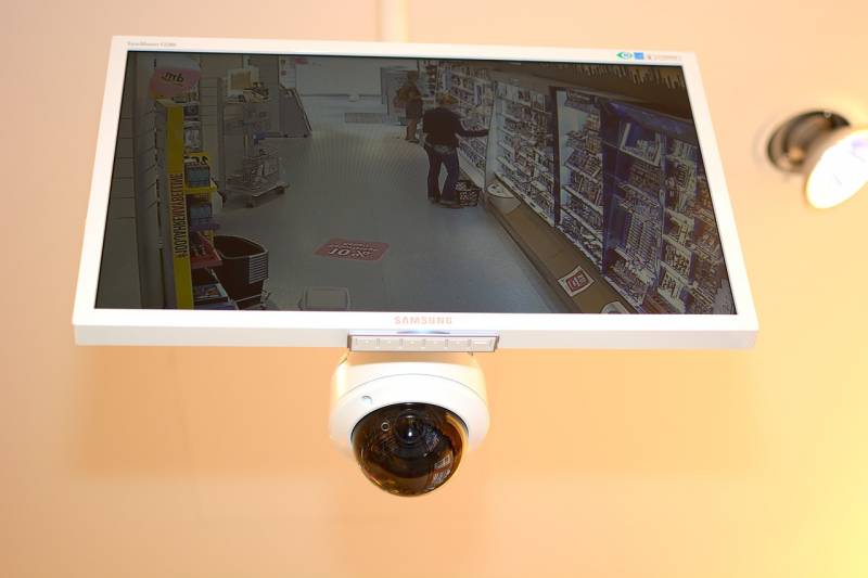 Technicien qualifié pour installation d'un système d'alarme et vidéosurveillance dans un entrepôt à Lyon