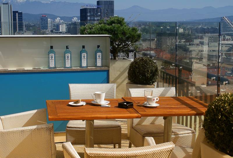 Création de terrasse en bois exotique sur-mesure pour toit terrasse à Marseille